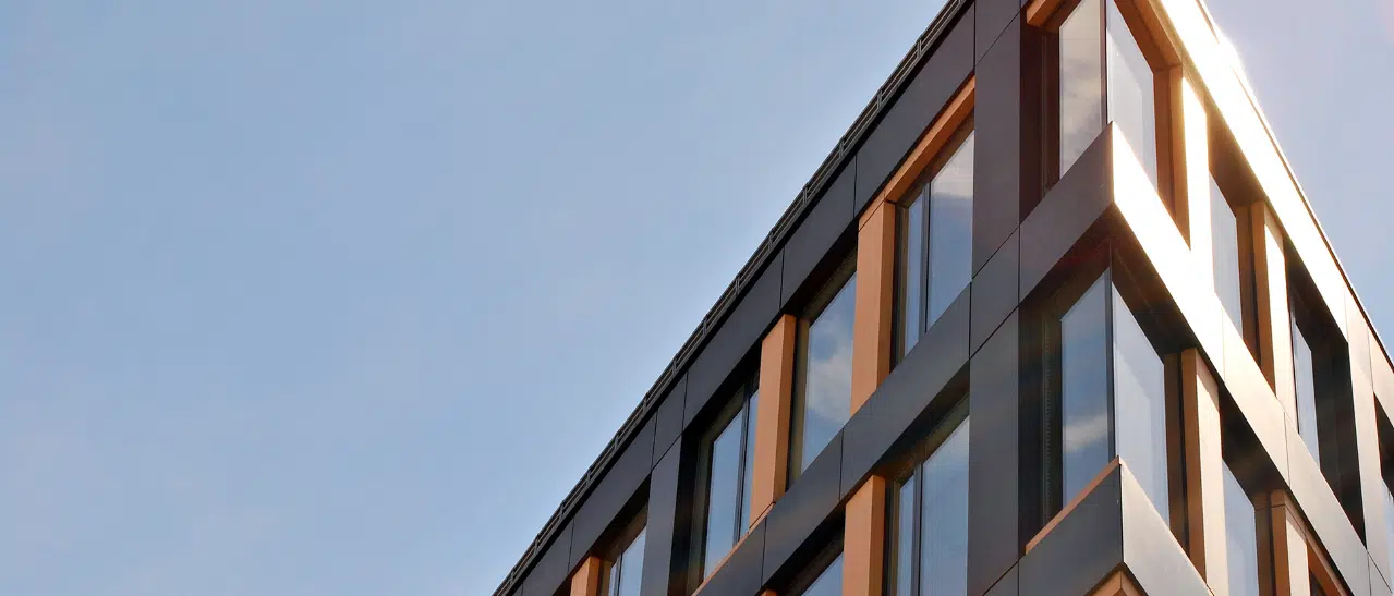 Festverglasung aus Holz-Aluminium verbindet warmes Holz innen mit robustem Aluminium außen und bietet exzellente Dämmung.