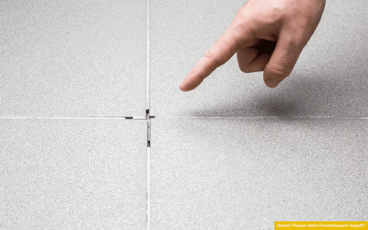 Finger zeigt auf beschädigte Fliesenfuge - Gehen Fliesen beim Fenstertausch kaputt und warum alte Fliesen besonders empfindlich reagieren können?