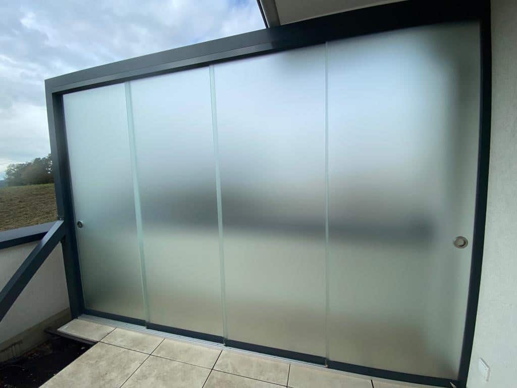Flexibel öffenbarer Wind- und Sichtschutz für die Dachterrasse