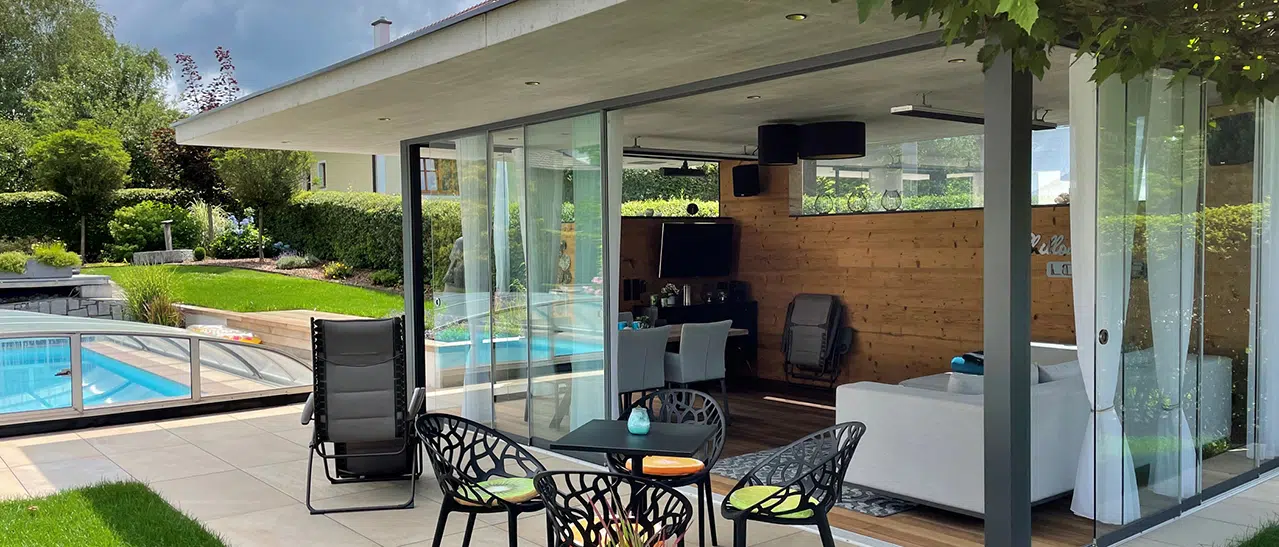 Flexible Glaswände eignen sich hervorragend für Pool- und Gartenhäuser