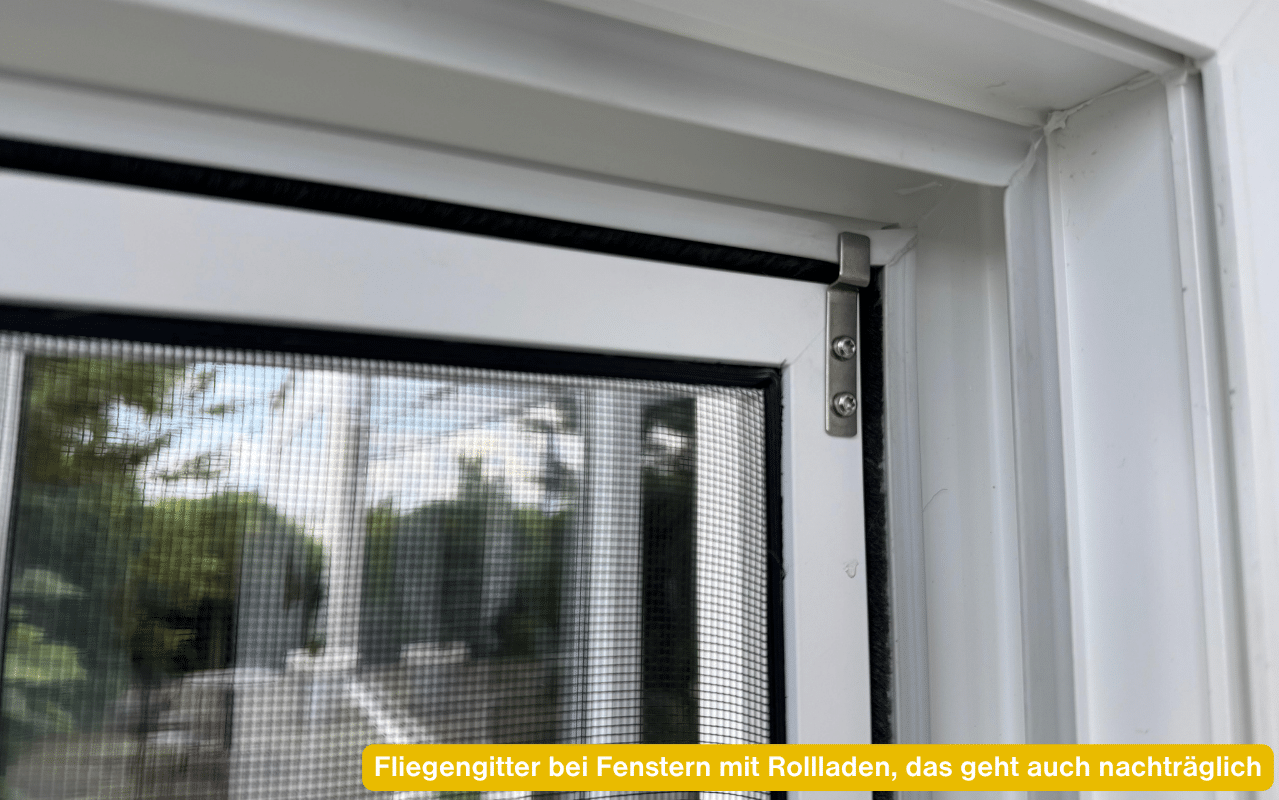 Fliegengitter bei Fenstern mit Rollladen, das geht auch nachträglich Spannrahmen mit Metallhalter am Fensterrahmen