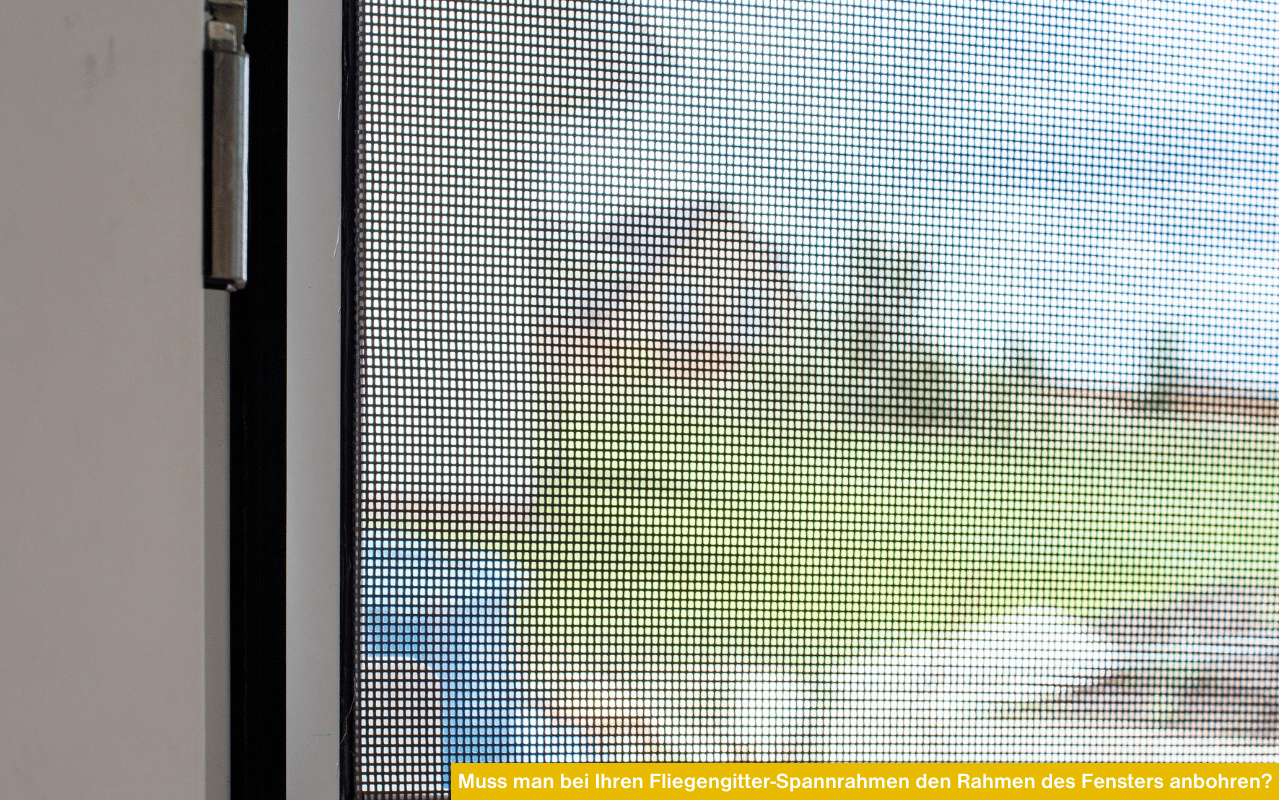 Nahaufnahme eines Insektenschutz-Spannrahmens am Fenster mit Blick ins Grüne und gelbem Infobalken.