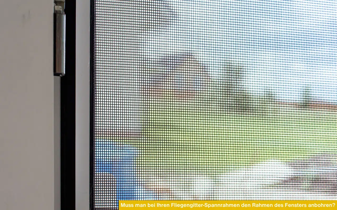 Nahaufnahme eines Insektenschutz-Spannrahmens am Fenster mit Blick ins Grüne und gelbem Infobalken.
