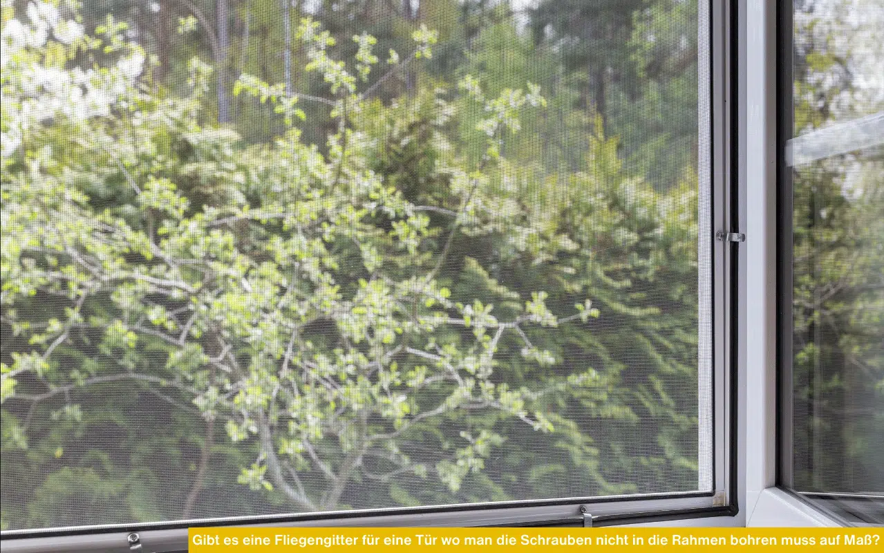 Nahaufnahme eines Insektenschutzgitters am Fenster mit Blick in einen sonnigen Garten und gelbem Infobalken.