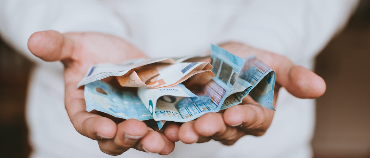 Hand mit Geldscheinen zeigt finanzielle Unterstützung für neue Fenster