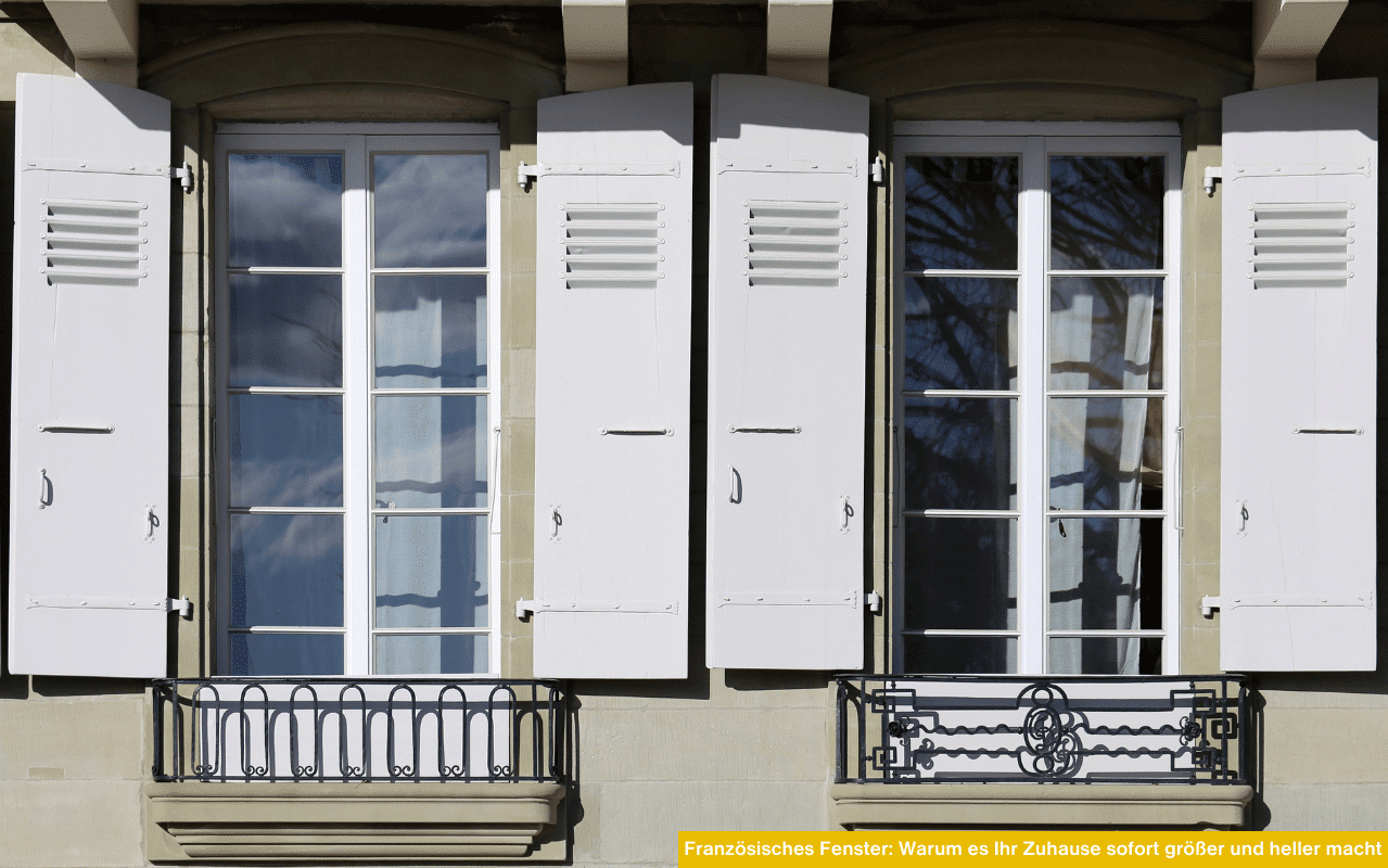 Zwei französische Fenster mit weißen Fensterläden und schmiedeeisernen Balkongittern in einer hellen Fassade.