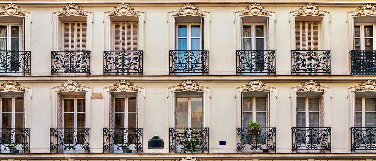 Französische Balkontürarten mit Geländer für sicheren Ausblick und eleganten Stil.