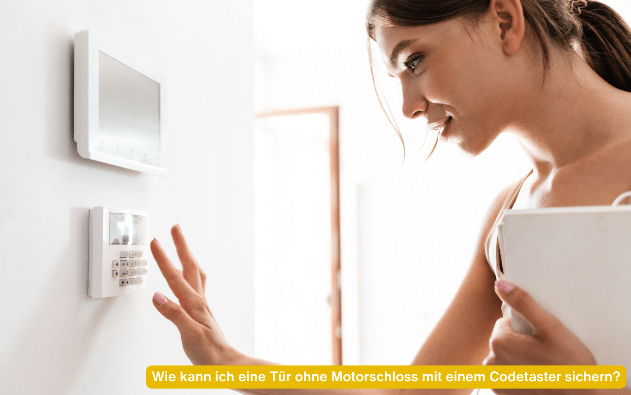 Frau bedient Tastenfeld an der Wand. Wie kann ich eine Tür ohne Motorschloss mit einem Codetaster sichern?