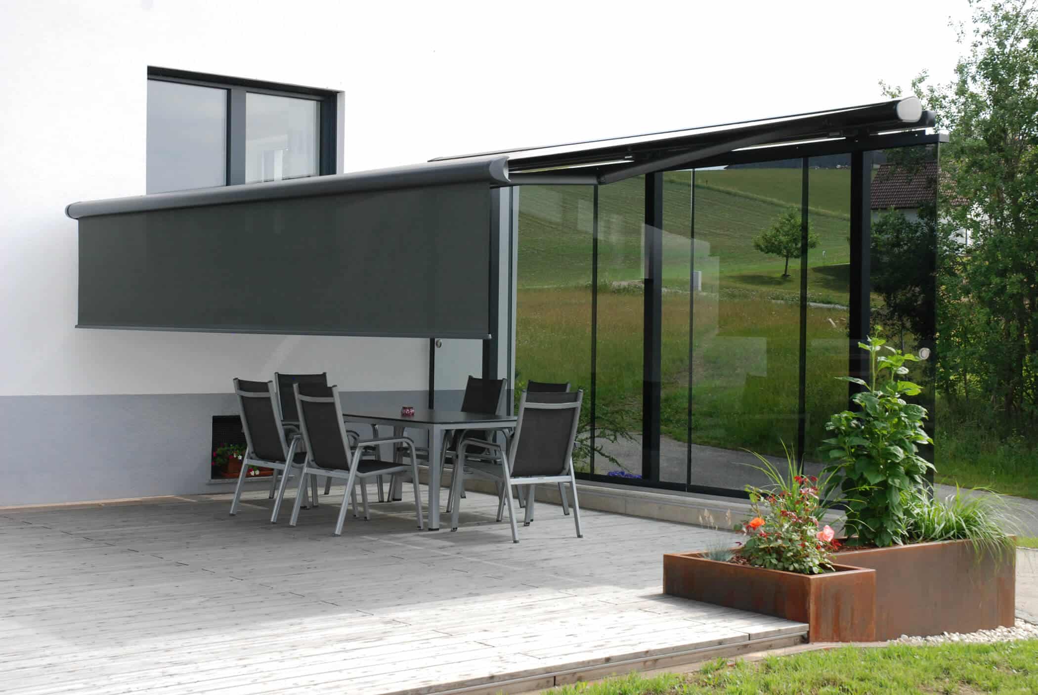 Freistehende Glasschiebetüren als Windschutz