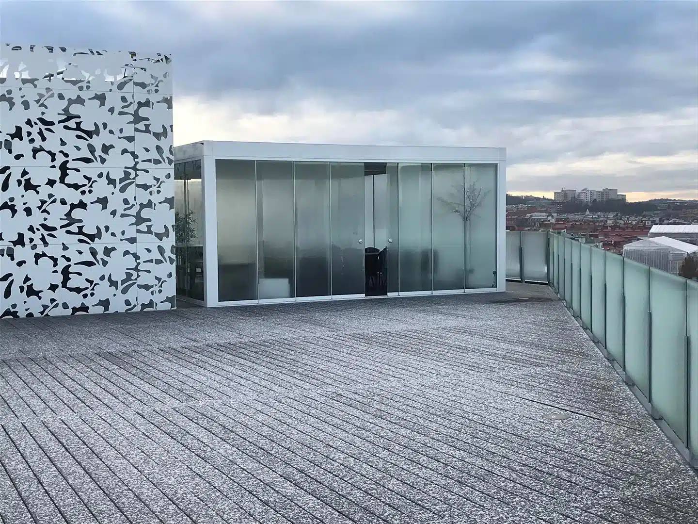 Freistehende Wintergartenkonstruktion auf Dachterrasse mit Glasschiebetüren