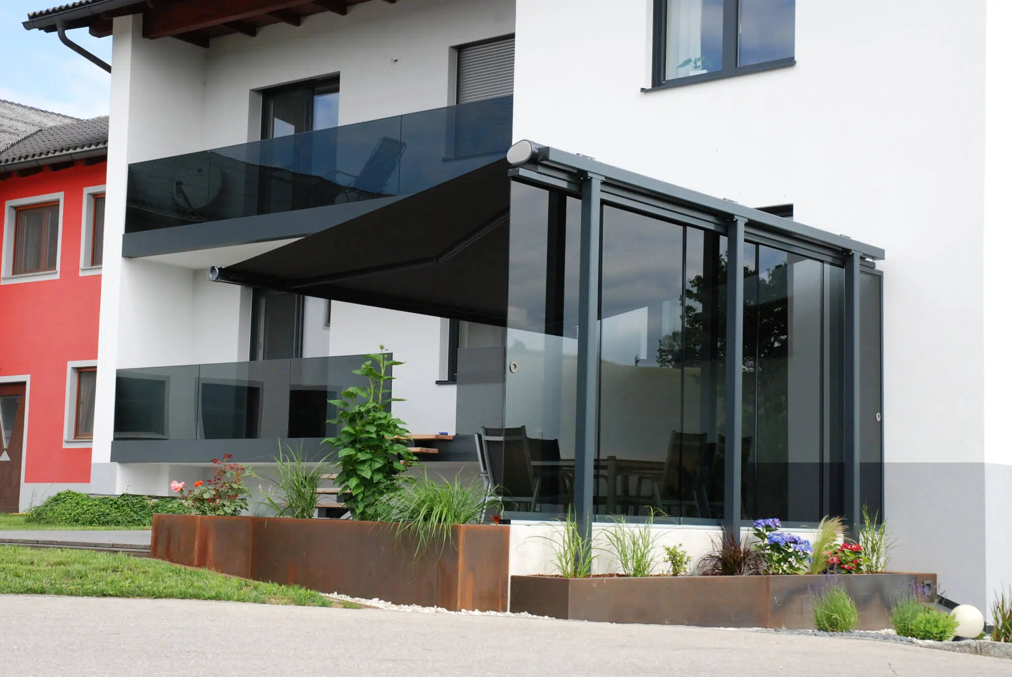 Freistehender Windschutz aus Glas für Terrasse