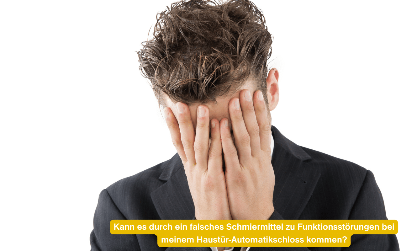 Frustrierter Mann schlägt Hände vors Gesicht. Kann es durch ein falsches Schmiermittel zu Funktionsstörungen bei meinem Haustür-Automatikschloss kommen?