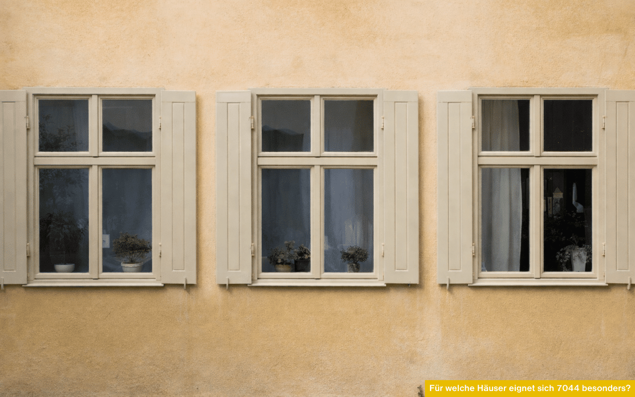 Für welche Häuser eignet sich 7044 besonders zeigt ruhige Fensterfarbe Seidengrau mit sanfter Wirkung auf cremefarbener Hausfassade.