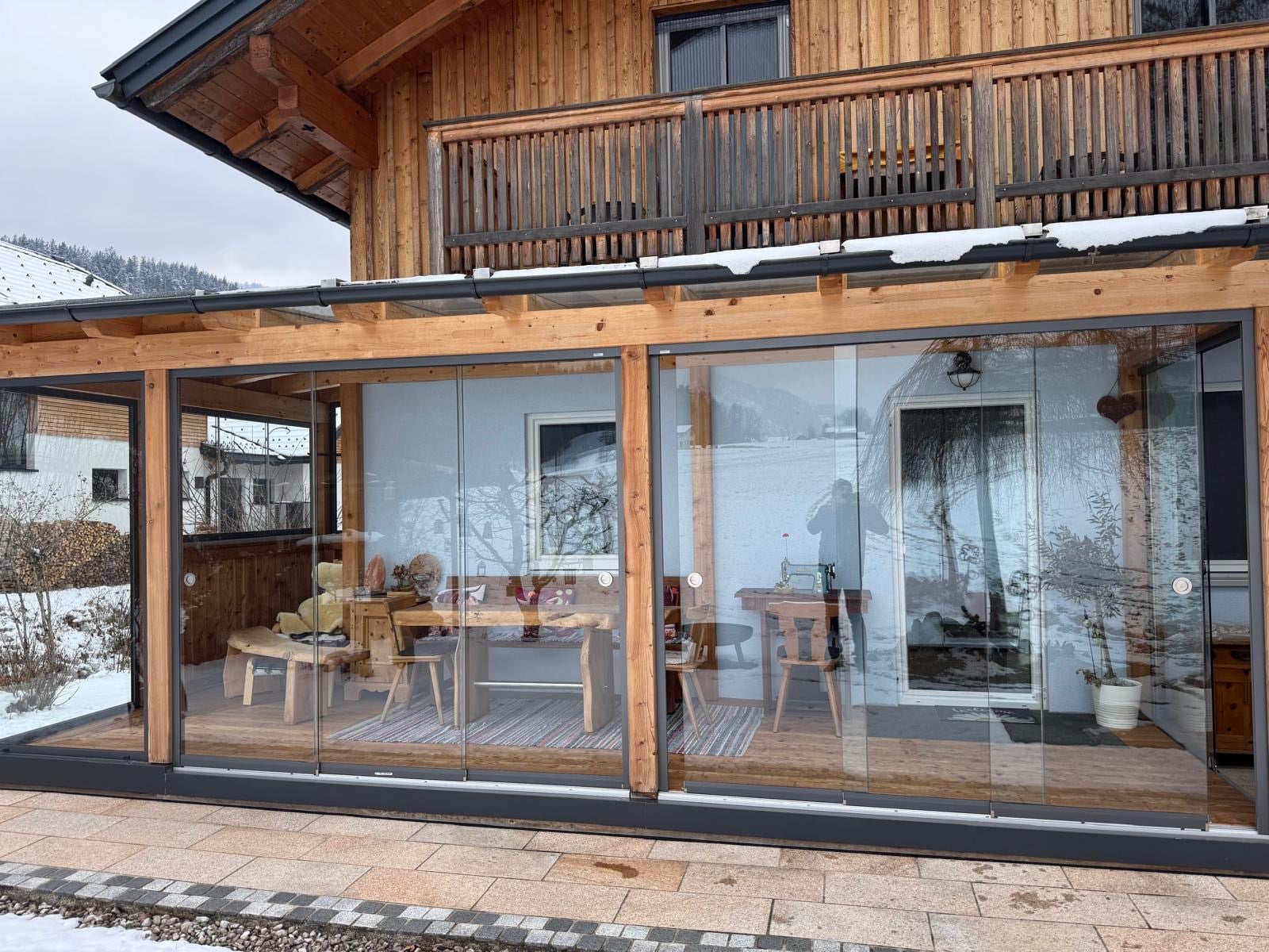 Ganzglas-Schiebesystem für Terrasse aus Holz