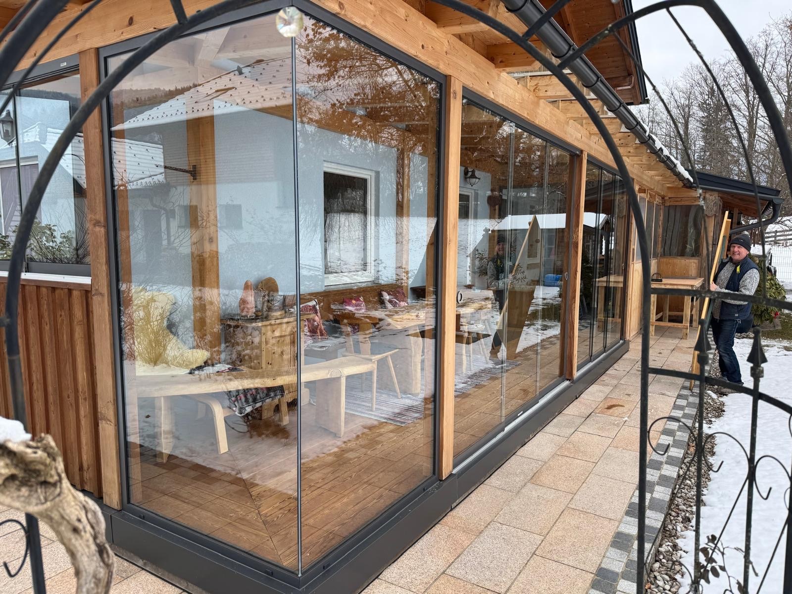 Ganzglas-Schiebesystem von Sunflex für Terrassenüberdachung