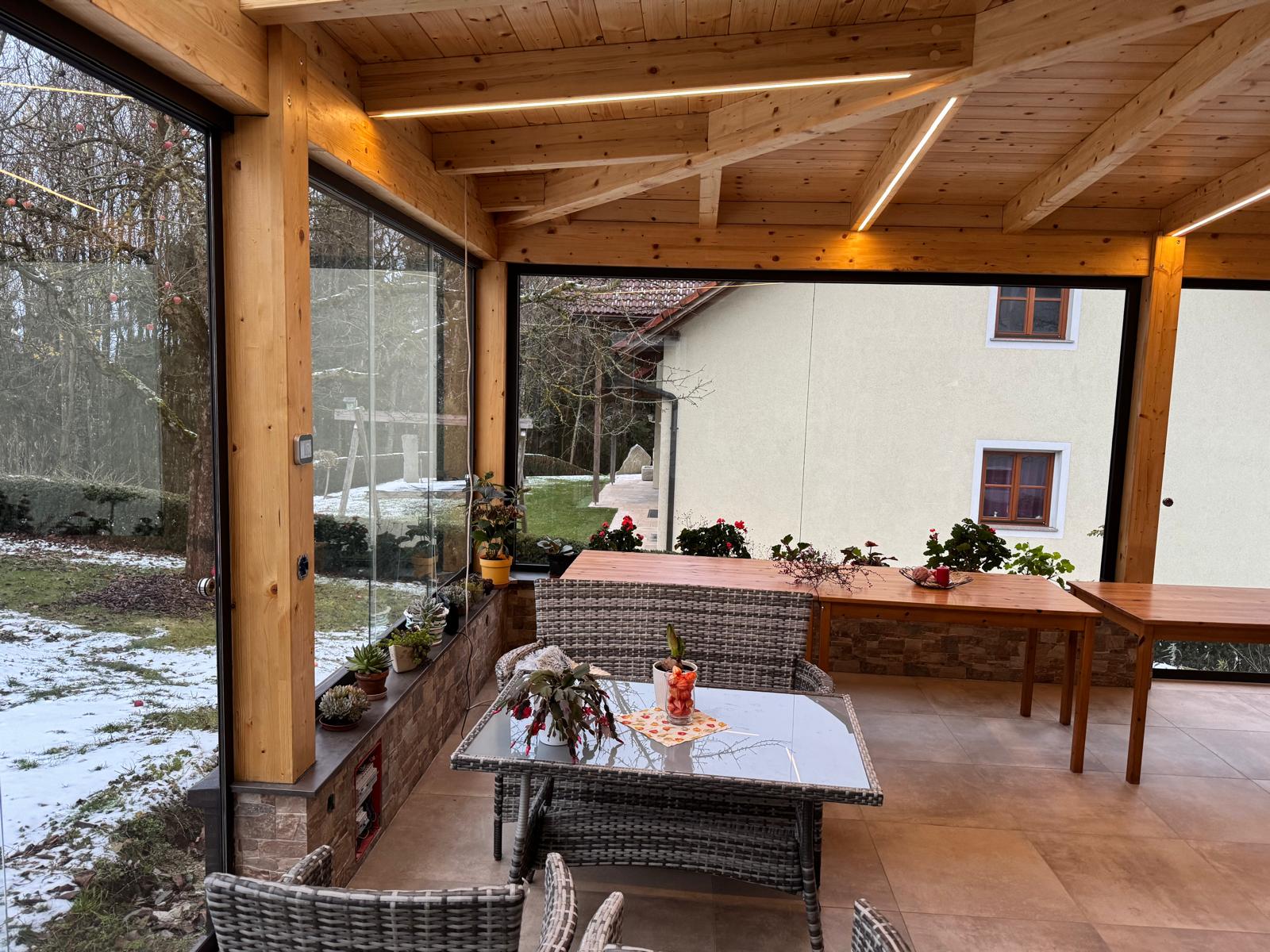 Ganzglas Schiebetüren im Holzanbau als Kaltwintergarten – Beispielprojekt