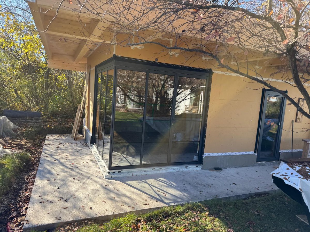 Gartenhaus mit Pultdach und Glasfront aus Schiebe-Dreh-Türen, die sich komplett zur Seite schieben lassen, Projekt von Fenster Schmidinger