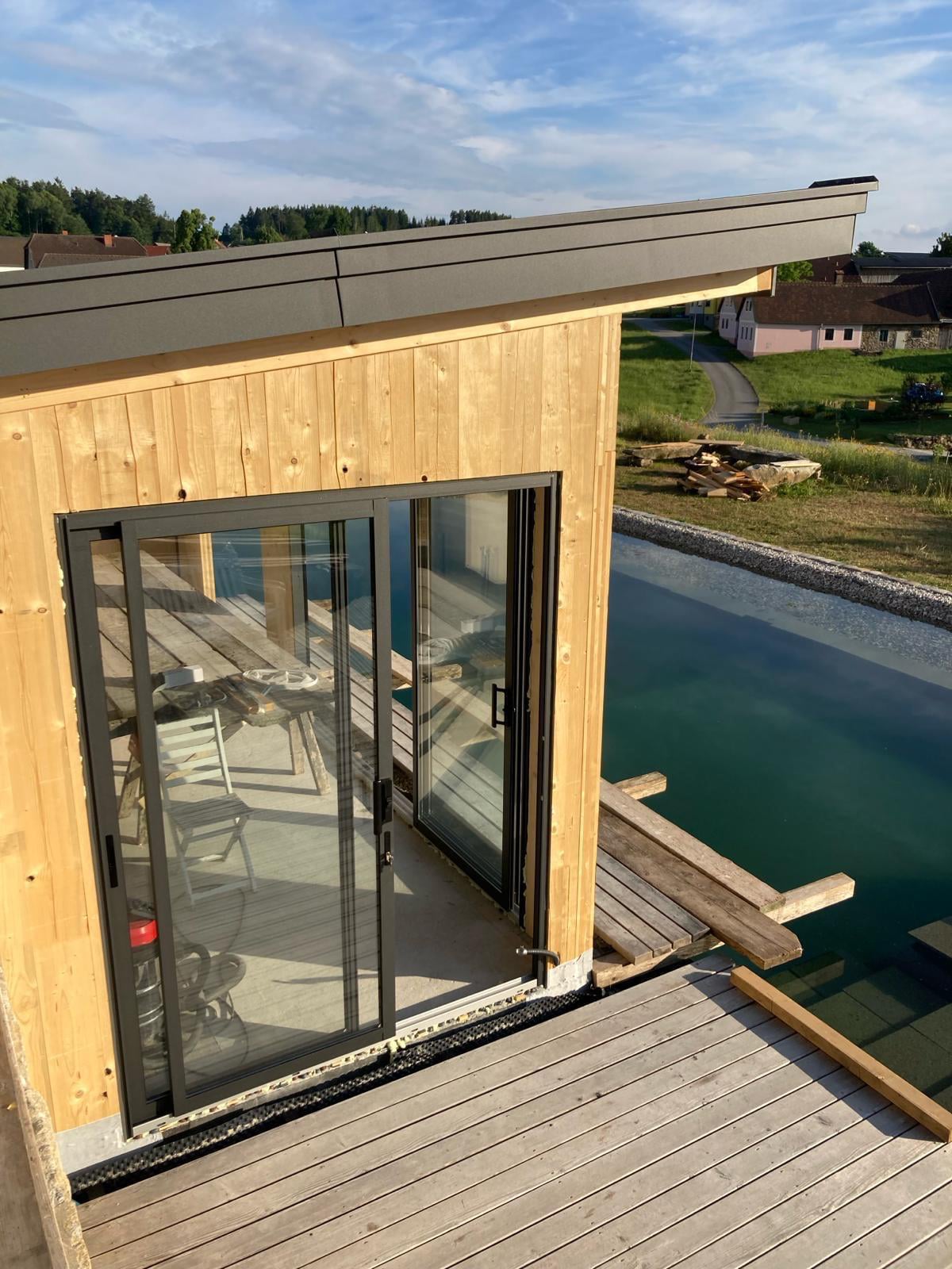 Gartenhaus mit Aluminium-Schiebefenstern, was sich noch im Bau befindet