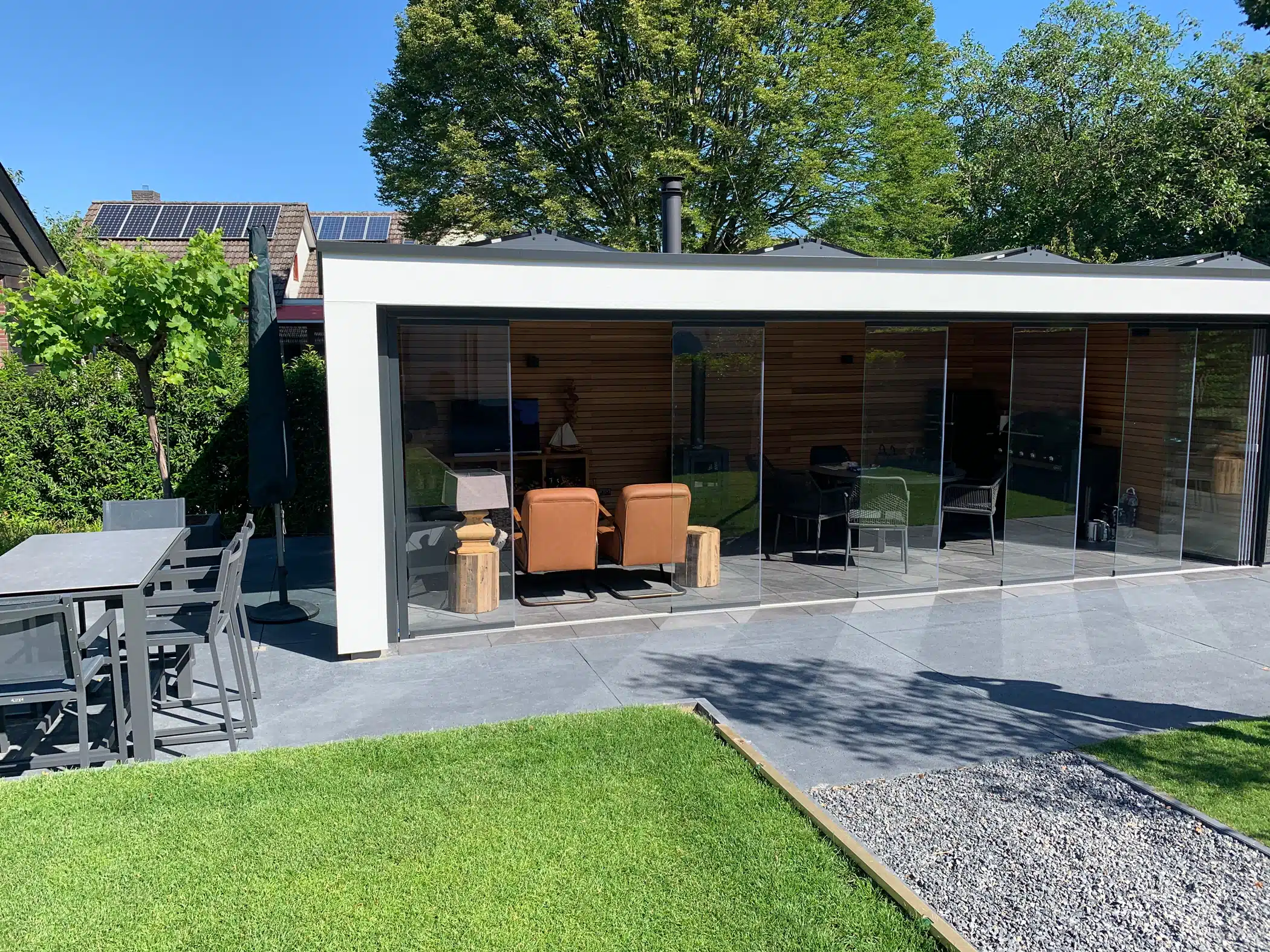 Gartenhaus mit Glas-Schiebe-Dreh Türen ohne Rahmen