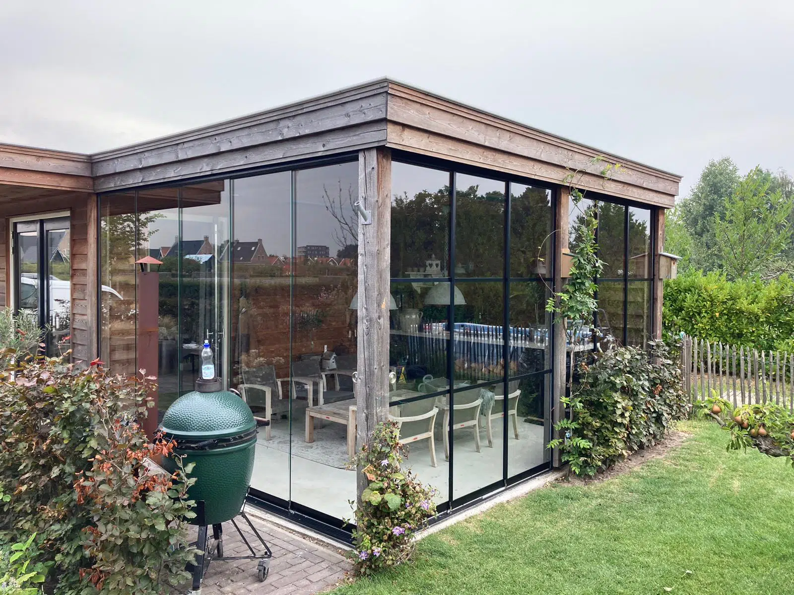 Gartenhaus mit Glasschiebetüre ohne und mit Rahmen