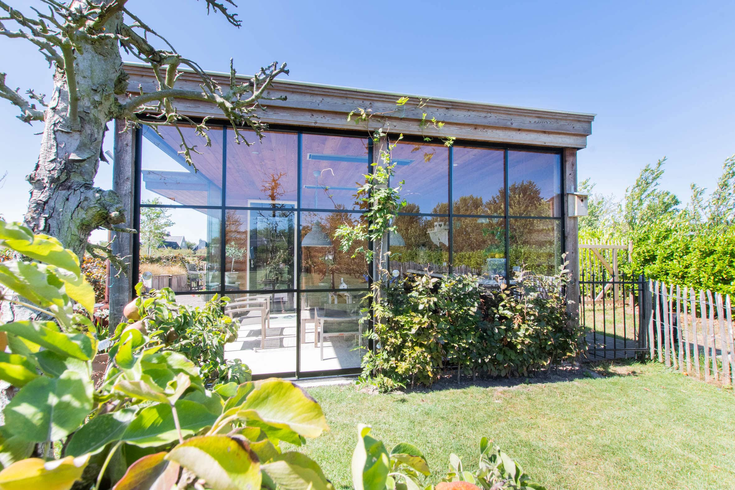 Gartenhaus mit passgenauen Schiebetüren im Industrial Style