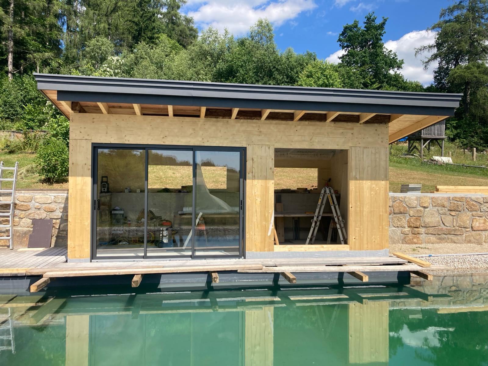 Gartenhaus mit Schiebefenstern und Doppelverglasung (noch im Bau)