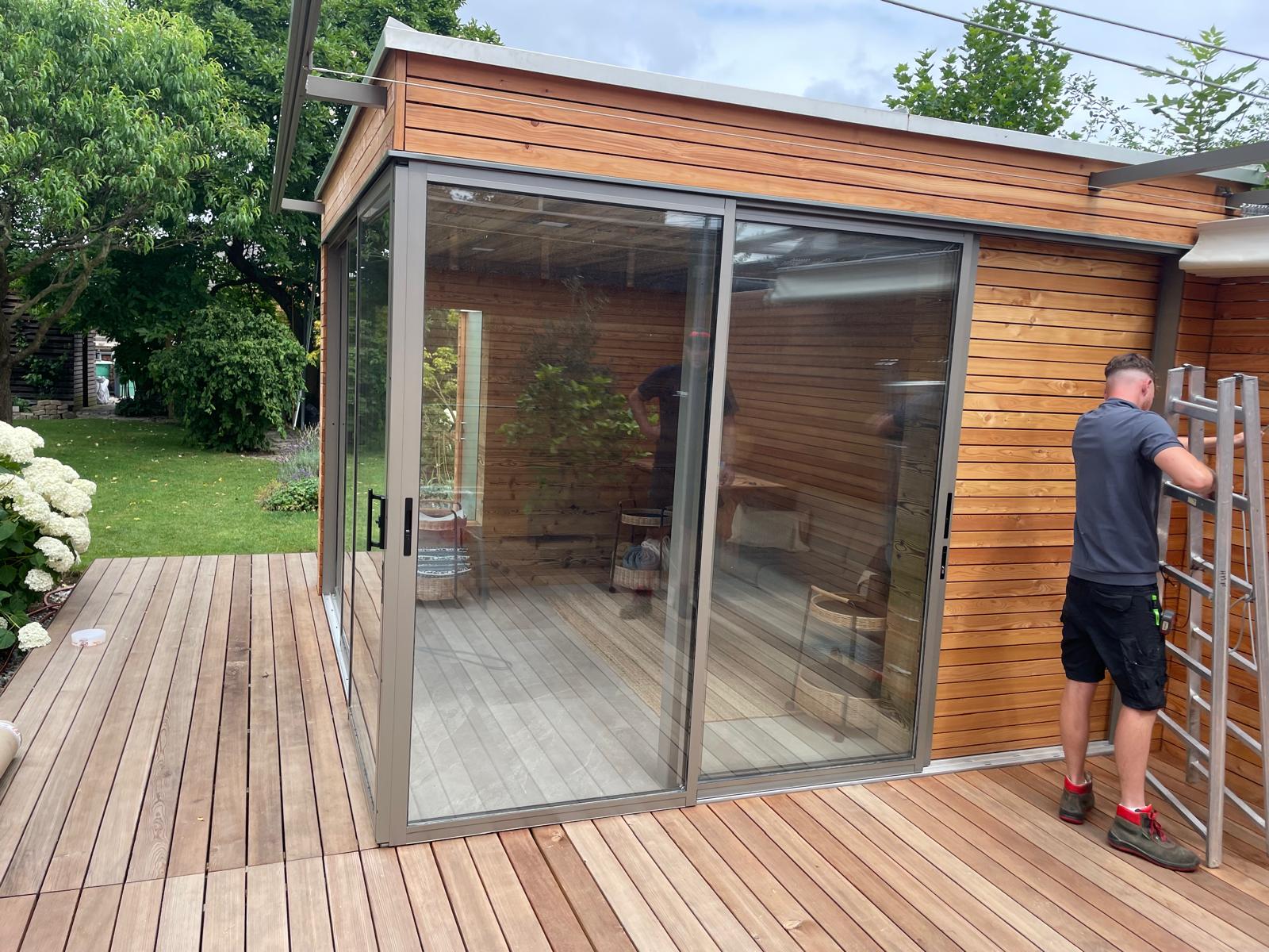 Gartenhaus mit Schiebetür aus Alu und Glas