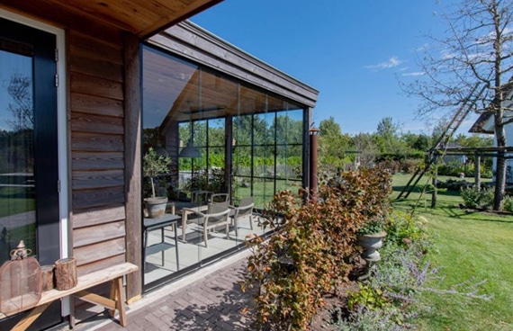 Gartenhaus mit Schiebeverglasung