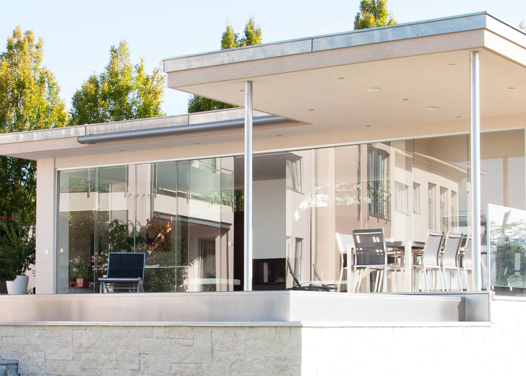 Gartenhaus modern mit Glasschiebesystemen