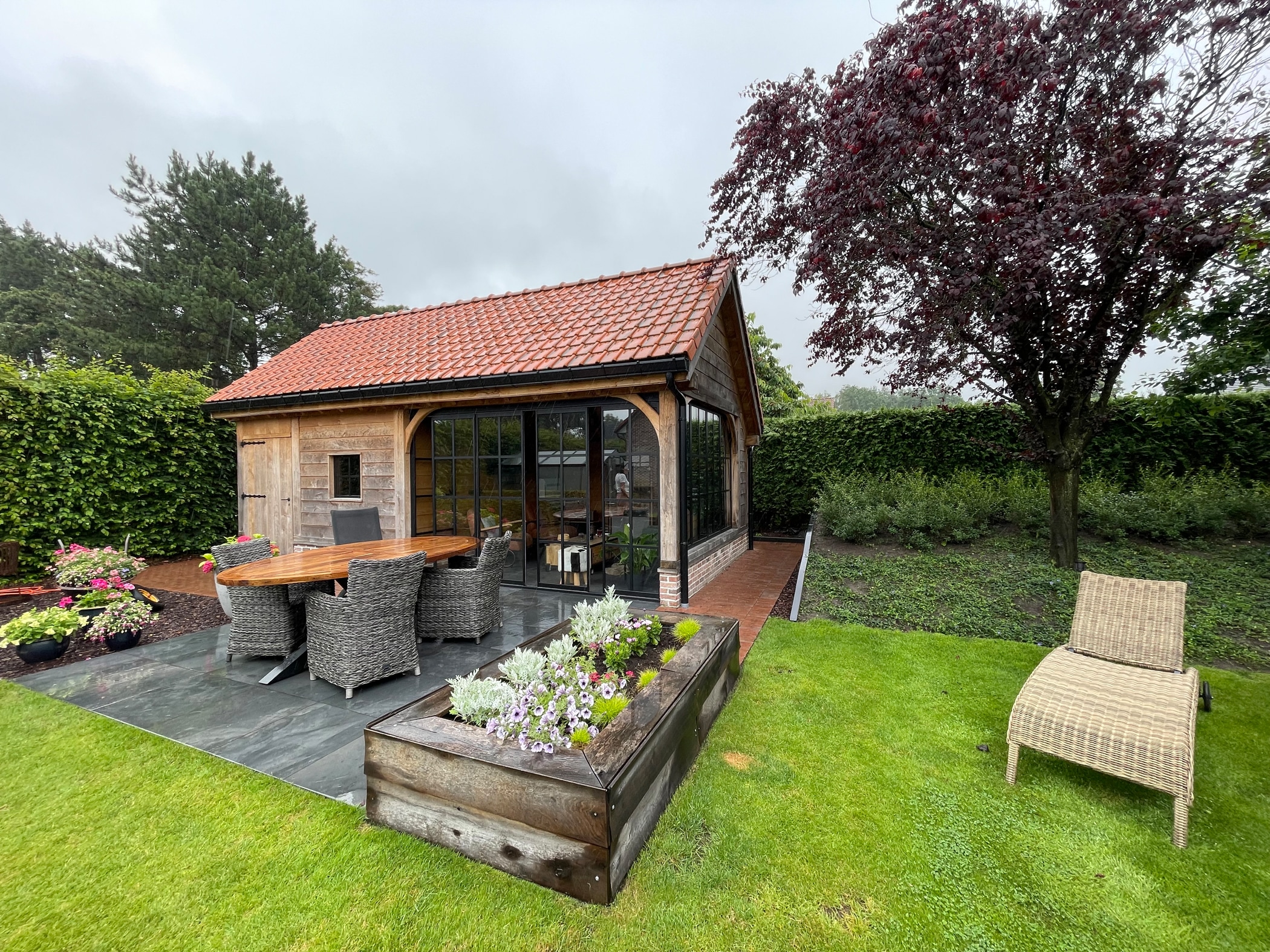 Gartenhausfenster und -schiebetüren für rustikales Gartenhaus