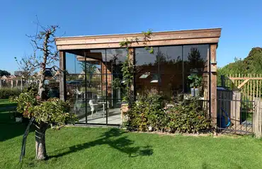 Gartenhausfenster und Schiebetüren