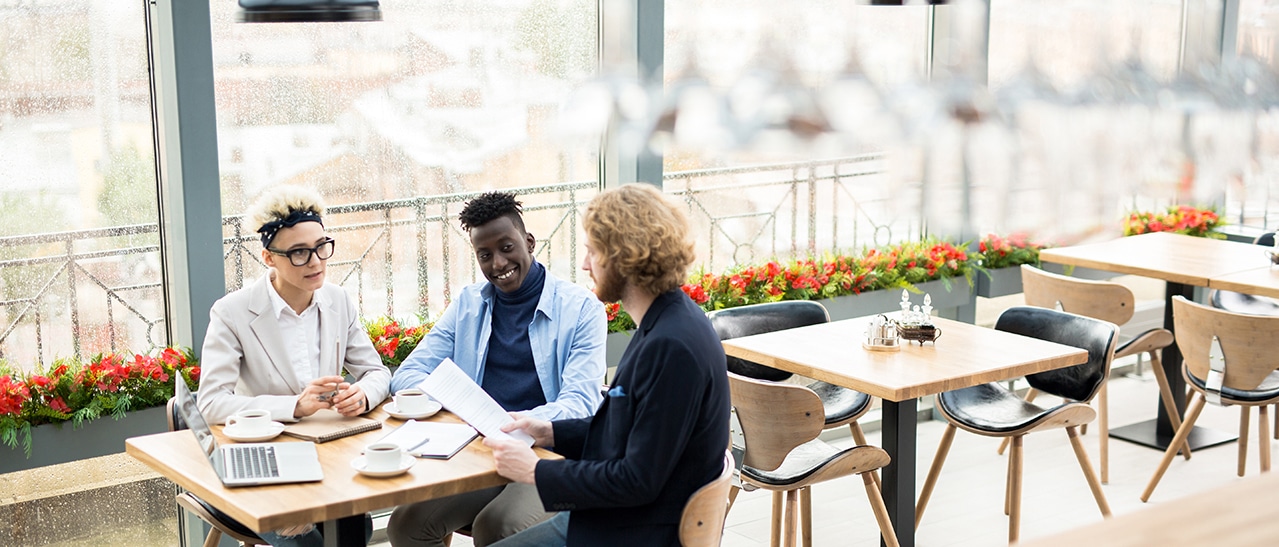 Gastronomie-Wintergarten Frühstücksraum mit großen Glasfenstern und stilvollem Interieur für Gäste mit natürlichem Lichtambiente