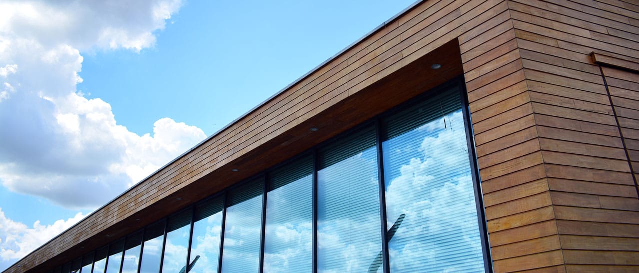 Fensterband in moderner Architektur sorgt für flexible Raumaufteilung und gleichmäßiges Tageslicht in Büros, Schulen und Industrieanlagen.