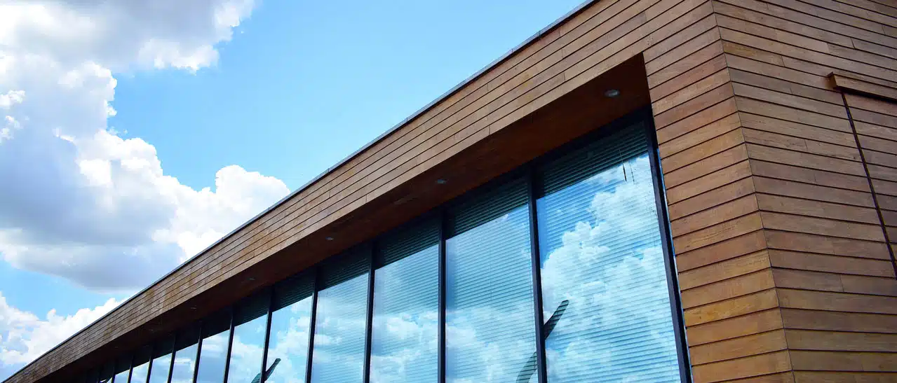 Fensterband Architektur in modernen Gebäuden für flexible Raumaufteilung und natürliches Licht in Büros, Schulen, Industrieanlagen