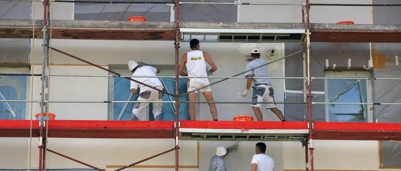 Baustelle mit neuen Fenstern und Fassadendämmung, zeigt Investition in Energieeffizienz und Ressourcenschutz.