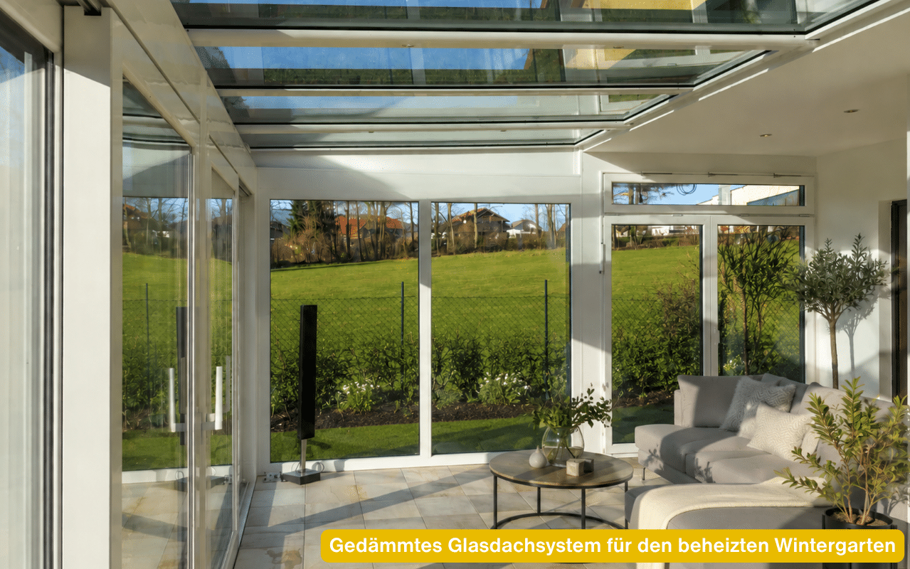 Gedämmtes Glasdachsystem für den beheizten Wintergarten - weiße Profile mit Isolierverglasung und Gartenblick.