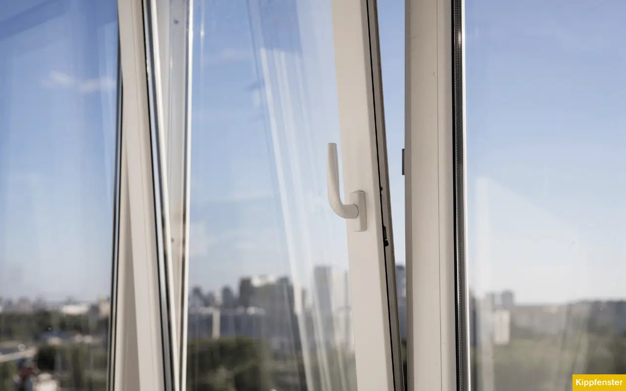 Geöffnetes Kippfenster aus Oberösterreich mit weißem Rahmen zur kontrollierten Lüftung