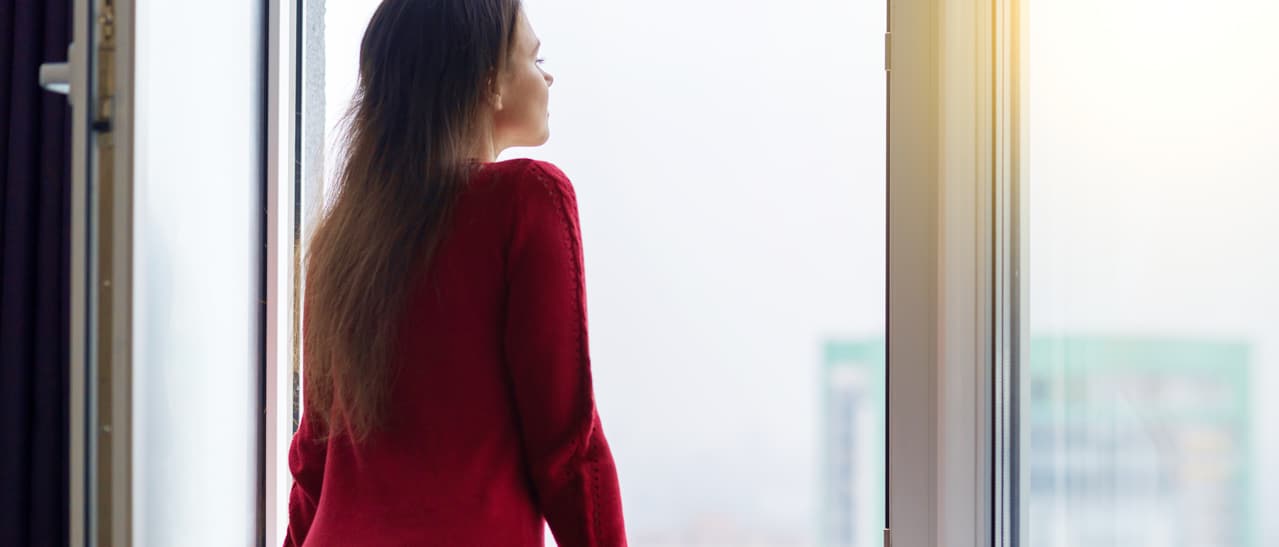 Fenster richtig lüften durch tägliches Stoßlüften im Winter sorgt für gesunde Raumluft und verhindert zu hohe Luftfeuchtigkeit.