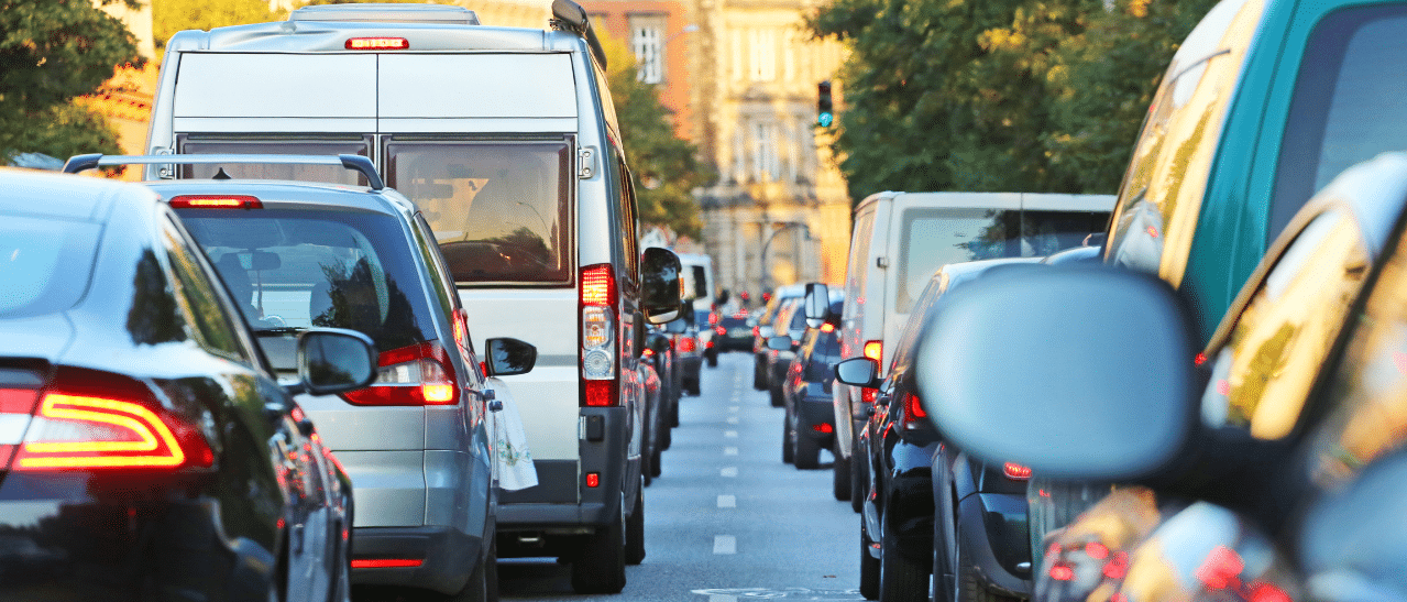 Verkehrsstau in der Innenstadt; Schallschutzfenster reduzieren effektiv Lärm durch mehrschichtige Verglasung und schalldämmende Folien.