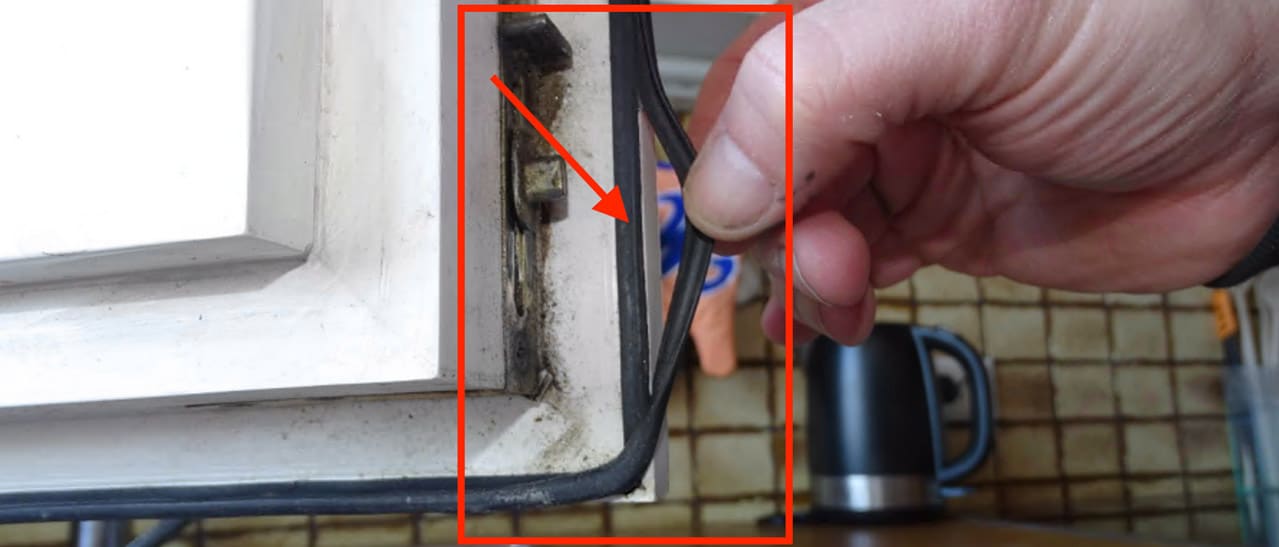 Gerissene Fensterdichtungen aufgrund des Alters