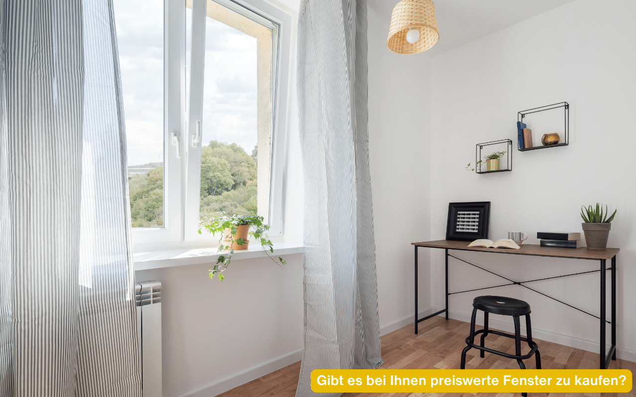 Gibt es bei Ihnen preiswerte Fenster zu kaufen? Heller Arbeitsplatz mit großem Fenster und viel Tageslicht