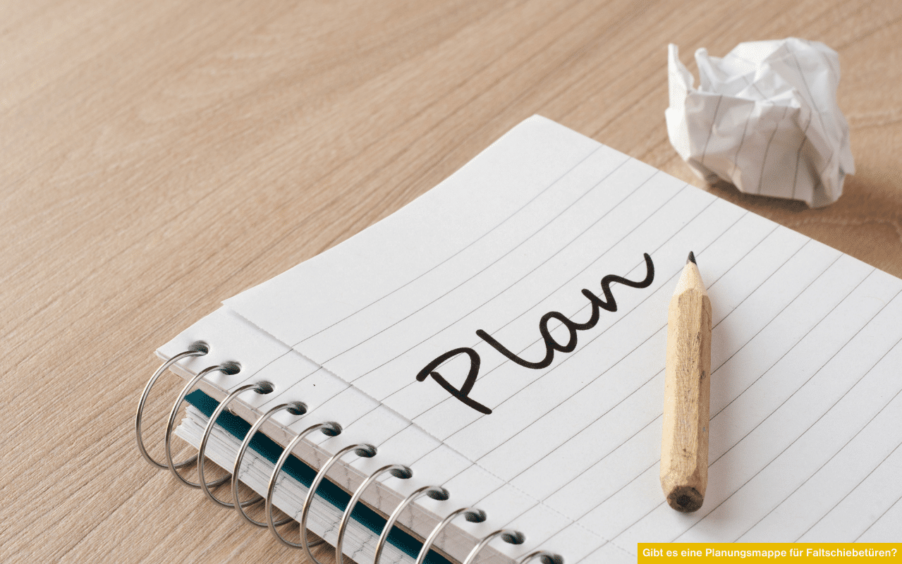 Gibt es eine Planungsmappe für Faltschiebetüren? Notizbuch mit Schriftzug Plan und Bleistift Symbolbild für Planung und Konfiguration.