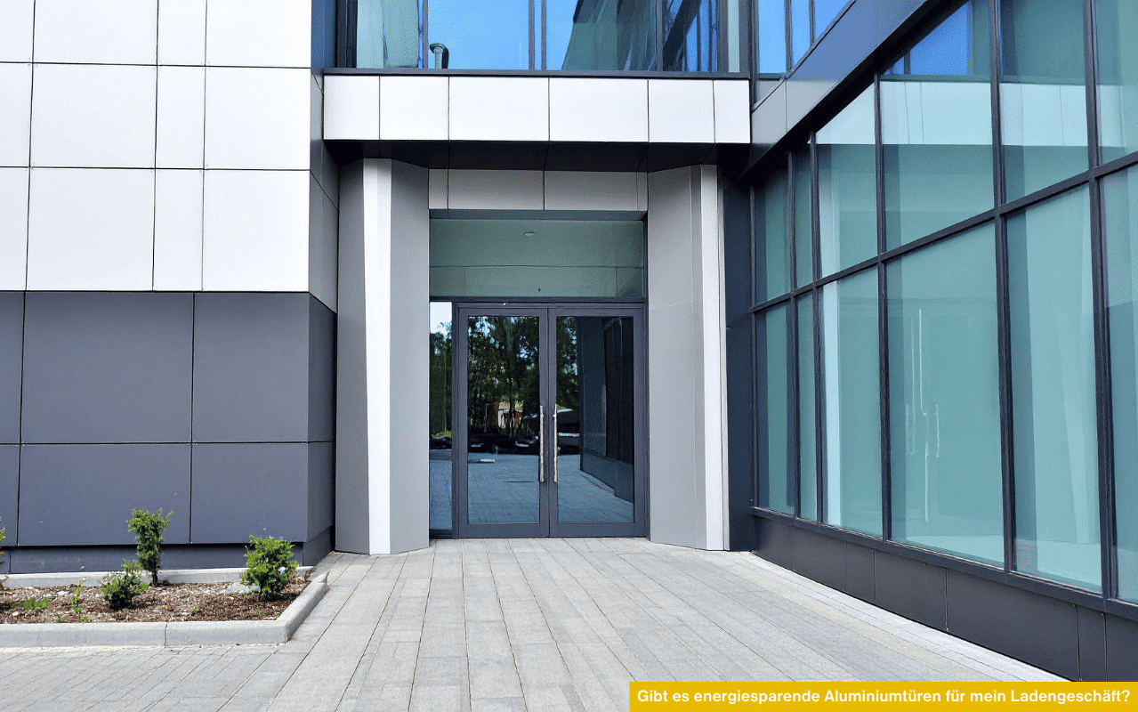 Gibt es energiesparende Aluminiumtüren für mein Ladengeschäft moderner Eingang mit Glastüren und Aluminiumrahmen in Geschäftshaus