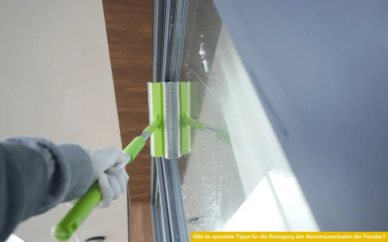Gibt es spezielle Tipps für die Reinigung der Aluminiumschalen der Fenster Reinigung mit Wischer und mildem Mittel