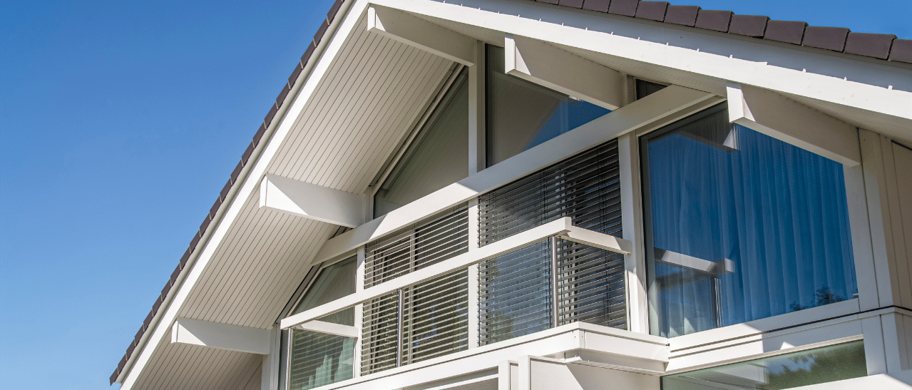 Aluminium-Giebelfenster nach Maß als Glasfront: robust, langlebig, modern, wetterbeständig, teurer als Kunststoff, viele Farben verfügbar.