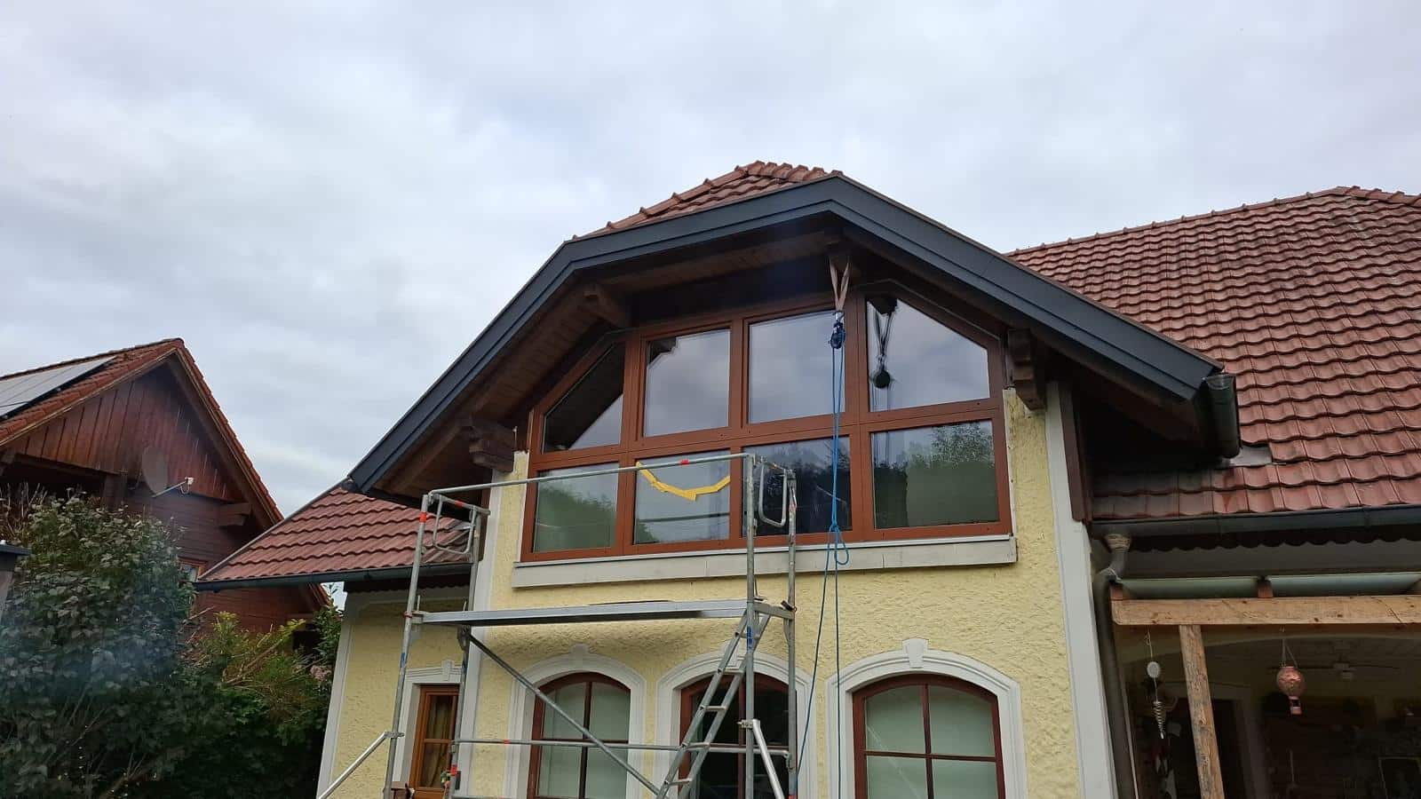 Giebelfenster in RAL 8003 Ockerbraun