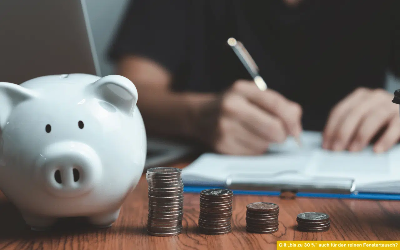 Gilt bis zu 30 Prozent auch für den reinen Fenstertausch? Symbolbild mit Sparschwein und Münzen zur Förderberechnung.