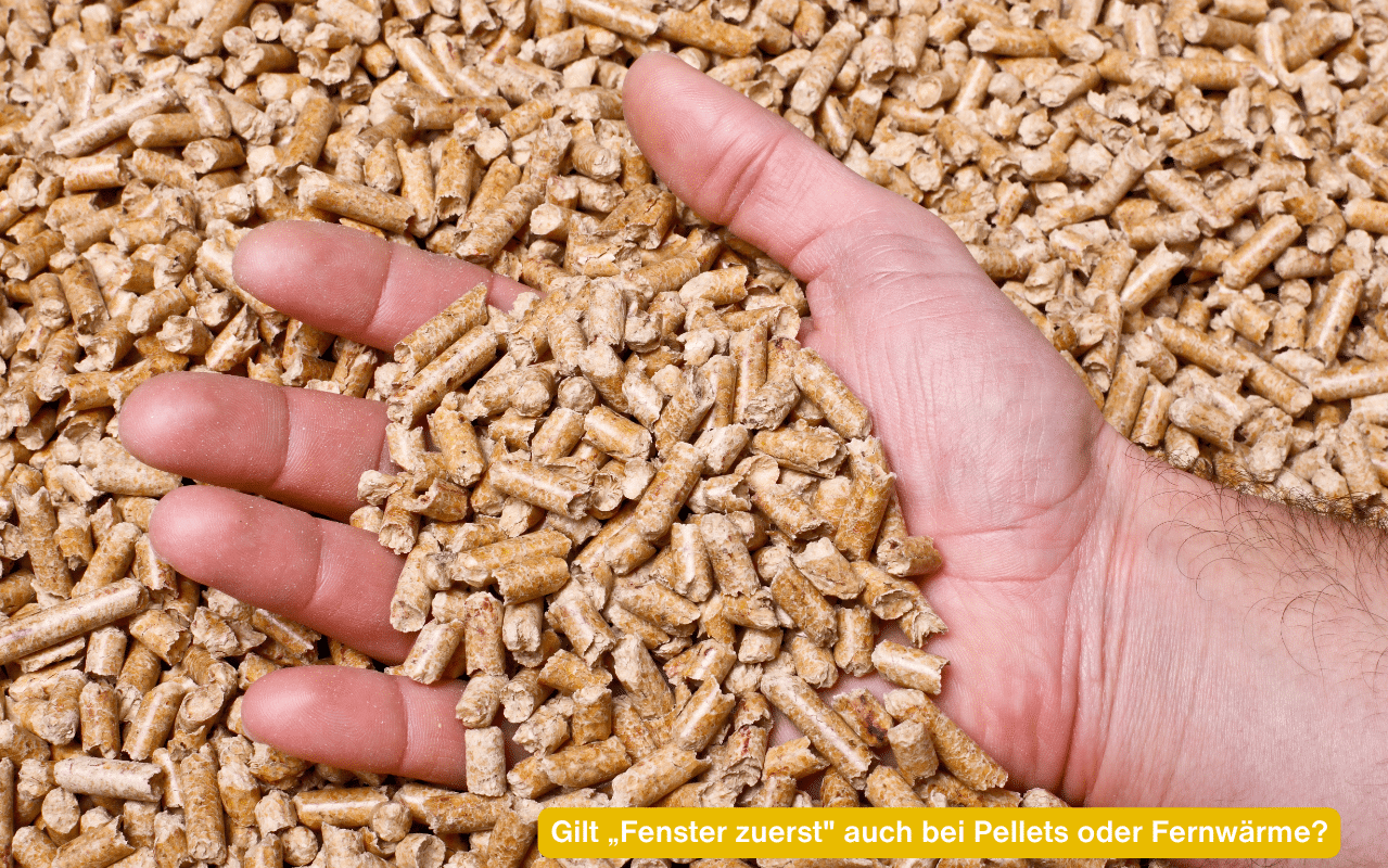 Gilt „Fenster zuerst“ auch bei Pellets oder Fernwärme? Hand mit Holzpellets über einem Pelletshaufen
