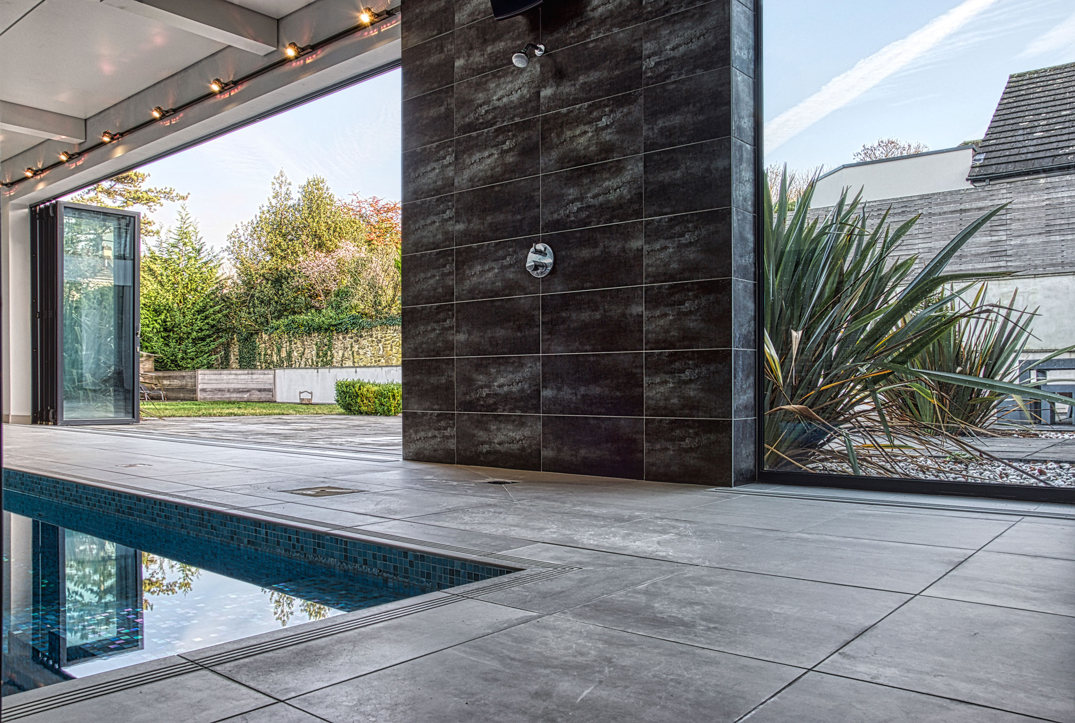 Glas-Falttüren mehrteilig für ein Gartenhaus mit Pool