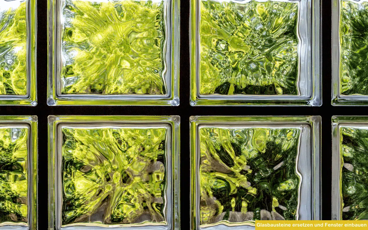 Glasbausteine ersetzen und Fenster einbauen Ansicht einer strukturierten Glasbausteinwand mit natürlichem Lichteinfall